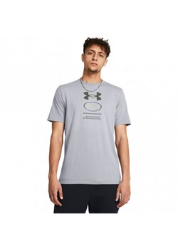 Męski t-shirt z nadrukiem Under Armour UA M Branded Gel Stack Ss - szary ze sklepu Sportstylestory.com w kategorii T-shirty męskie - zdjęcie 174562263