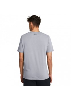 Męski t-shirt z nadrukiem Under Armour UA M Branded Gel Stack Ss - szary ze sklepu Sportstylestory.com w kategorii T-shirty męskie - zdjęcie 174562264