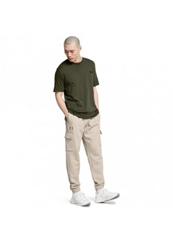 Męskie spodnie dresowe Under Armour UA Icon Fleece Cargo Pant - beżowe ze sklepu Sportstylestory.com w kategorii Spodnie męskie - zdjęcie 174562360