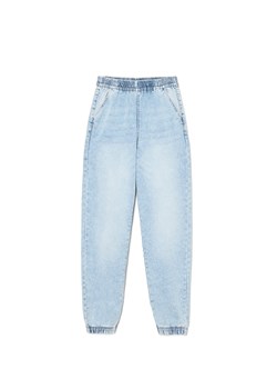Cropp - Jasne jeansowe joggery - błękitny ze sklepu Cropp w kategorii Jeansy damskie - zdjęcie 174563292