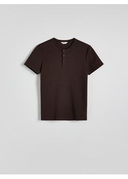Reserved - T-shirt slim z rozpinanym dekoltem - ciemnobrązowy ze sklepu Reserved w kategorii T-shirty męskie - zdjęcie 174566824