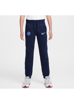 Joggery piłkarskie dla dużych dzieci (chłopców) Nike Chelsea F.C. Club Fleece - Niebieski ze sklepu Nike poland w kategorii Spodnie chłopięce - zdjęcie 174605290