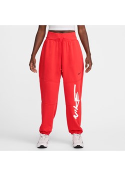 Damskie spodnie z dzianiny dresowej o kroju oversize ze średnim stanem Nike Sportswear Breaking - Czerwony ze sklepu Nike poland w kategorii Spodnie damskie - zdjęcie 174605330