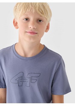 Chłopięcy t-shirt z nadrukiem 4F 4FJRAW24TTSHM2306 - niebieski ze sklepu Sportstylestory.com w kategorii T-shirty chłopięce - zdjęcie 174616193