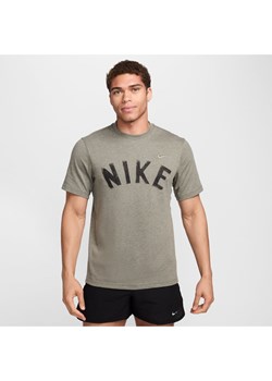 Męska uniwersalna koszulka z krótkim rękawem Dri-FIT Nike Primary Swoosh - Szary ze sklepu Nike poland w kategorii T-shirty męskie - zdjęcie 174621344