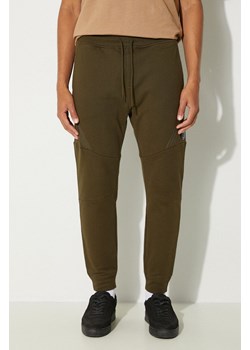 C.P. Company spodnie dresowe bawełniane Diagonal Raised Fleece Lens Sweatpants kolor zielony gładkie 17CMSP084A005086W ze sklepu PRM w kategorii Spodnie męskie - zdjęcie 174626940