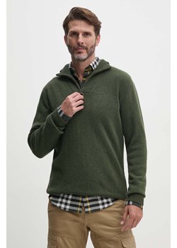 Barbour sweter wełniany kolor zielony z półgolfem ze sklepu ANSWEAR.com w kategorii Swetry męskie - zdjęcie 174638053