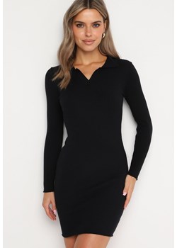 Czarna Sweterkowa Sukienka z Prążkowanego Materiału z Kołnierzykiem Merivanae ze sklepu Born2be Odzież w kategorii Sukienki - zdjęcie 174651713