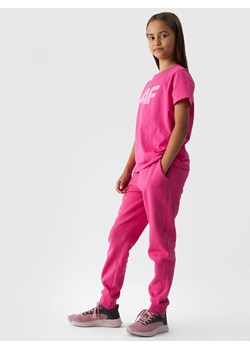 Dziewczęcy t-shirt z nadrukiem 4F 4FJWMM00TTSHF1803 - różowy ze sklepu Sportstylestory.com w kategorii Bluzki dziewczęce - zdjęcie 174652440