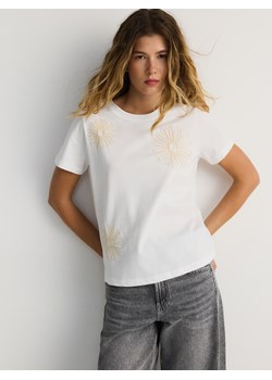 Reserved - T-shirt z ozdobnym haftem - biały ze sklepu Reserved w kategorii Bluzki damskie - zdjęcie 174659094