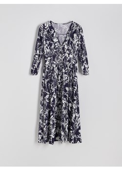 Reserved - Wzorzysta sukienka midi z wiskozy - granatowy ze sklepu Reserved w kategorii Sukienki - zdjęcie 174678434