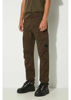 C.P. Company spodnie Stretch Sateen Ergonomic Lens Double Cargo Pants męskie kolor zielony dopasowane 17CMPA186A005529G ze sklepu PRM w kategorii Spodnie męskie - zdjęcie 174695731