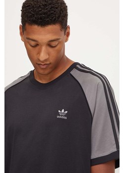 adidas Originals t-shirt bawełniany męski kolor czarny wzorzysty IW5818 ze sklepu ANSWEAR.com w kategorii T-shirty męskie - zdjęcie 174704440