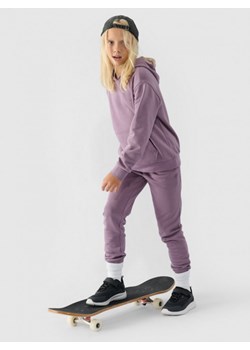 Dziewczęca bluza dresowa nierozpinana z kapturem 4F 4FJWMM00TSWSF1316 - fioletowa ze sklepu Sportstylestory.com w kategorii Bluzy dziewczęce - zdjęcie 174709000