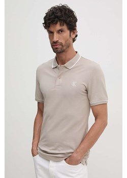 Calvin Klein Jeans polo męski kolor beżowy gładki J30J315603 ze sklepu ANSWEAR.com w kategorii T-shirty męskie - zdjęcie 174713970