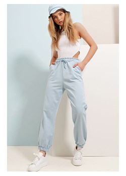 Trend Alacati Spodnie dresowe "Trend Alaçat Stili" w kolorze błękitnym ze sklepu Limango Polska w kategorii Spodnie damskie - zdjęcie 174719322