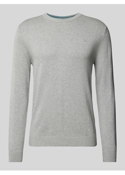 Sweter z dzianiny z wyhaftowanym logo model ‘BASIC’ ze sklepu Peek&Cloppenburg  w kategorii Swetry męskie - zdjęcie 174758743