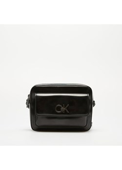 CALVIN KLEIN TOREBKA RE LOCK CAMERA BAG SHINY ze sklepu Symbiosis w kategorii Listonoszki - zdjęcie 174761582