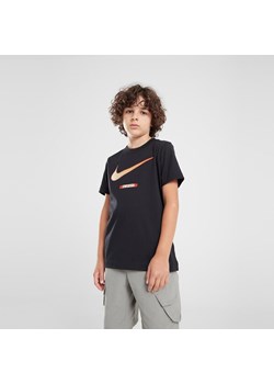 NIKE T-SHIRT BRNDMRK4 TEE BLK B ze sklepu JD Sports  w kategorii T-shirty chłopięce - zdjęcie 174761942