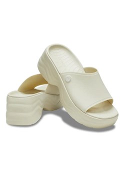Crocs Klapki &quot;Skyline&quot; w kolorze kremowym ze sklepu Limango Polska w kategorii Klapki damskie - zdjęcie 174765070