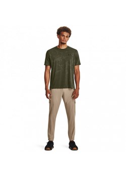 Męskie spodnie treningowe Under Armour UA Stretch Woven Cargo Pants - beżowe ze sklepu Sportstylestory.com w kategorii Spodnie męskie - zdjęcie 174777074