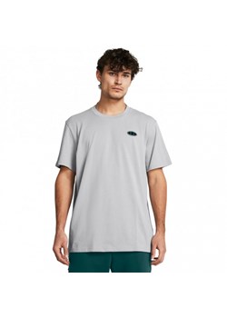 Męski t-shirt z nadrukiem Under Armour UA Hw Lc Patch SS - szary ze sklepu Sportstylestory.com w kategorii T-shirty męskie - zdjęcie 174777460