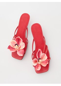 Reserved - Skórzane klapki z dekoracyjnym kwiatem - czerwony ze sklepu Reserved w kategorii Klapki damskie - zdjęcie 174781634