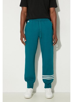 adidas Originals spodnie dresowe Neuclassics C Pant kolor zielony z aplikacją JF9152 ze sklepu PRM w kategorii Spodnie męskie - zdjęcie 174795522