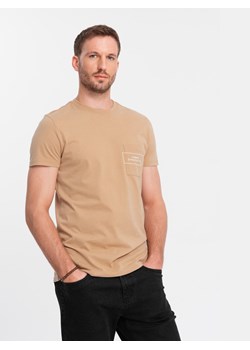 Męski bawełniany t-shirt z nadrukiem na kieszonce Ombre Streetstyle – piaskowy V6 OM-TSCT-0108 ze sklepu ombre w kategorii T-shirty męskie - zdjęcie 174796011