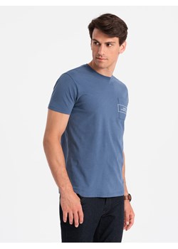 Bawełniany męski t-shirt z nadrukiem na kieszonce Ombre Streetstyle – indygo V9 OM-TSCT-0108 ze sklepu ombre w kategorii T-shirty męskie - zdjęcie 174796022