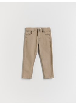 Reserved - Elastyczne jeansy slim - beżowy ze sklepu Reserved w kategorii Spodnie chłopięce - zdjęcie 174803924