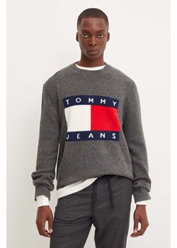 Tommy Jeans sweter z domieszką wełny męski kolor szary lekki DM0DM19442 ze sklepu ANSWEAR.com w kategorii Swetry męskie - zdjęcie 174805400