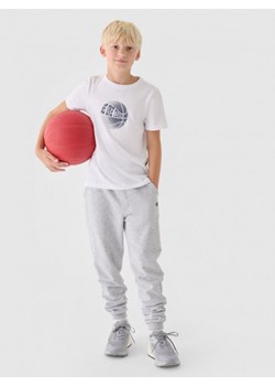 Chłopięcy t-shirt z nadrukiem 4F 4FJRAW24TTSHM2117 - biały ze sklepu Sportstylestory.com w kategorii T-shirty chłopięce - zdjęcie 174832854