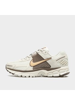 NIKE W ZOOM VOMERO 5 JD ze sklepu JD Sports  w kategorii Buty sportowe damskie - zdjęcie 174834551