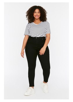 trendyol Dżinsy - Skinny fit - w kolorze czarnym ze sklepu Limango Polska w kategorii Jeansy damskie - zdjęcie 174978502