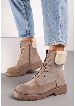 Beżowe Botki Typu Workery na Płaskiej Podeszwie z Barankowym Futerkiem przy Cholewce Nevathira - id: MC3922-475-TAUPE - marki Renee - 175007812 Beżowe Botki Typu Workery na Płaskiej Podeszwie z Barankowym Futerkiem przy Cholewce Nevathira ze sklepu renee.pl w kategorii Workery damskie - zdjęcie 175007812