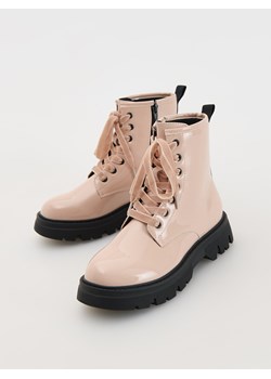 Reserved - Lakierowane botki - beżowy ze sklepu Reserved w kategorii Buty zimowe dziecięce - zdjęcie 175042382