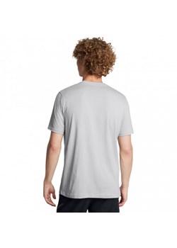Męski t-shirt z nadrukiem Under Armour UA M Sliced Wordmark 60/40s Ss - szary ze sklepu Sportstylestory.com w kategorii T-shirty męskie - zdjęcie 175123124