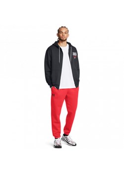 Męskie spodnie dresowe Under Armour UA Essential Fleece Jogger - czerwone ze sklepu Sportstylestory.com w kategorii Spodnie męskie - zdjęcie 175123194