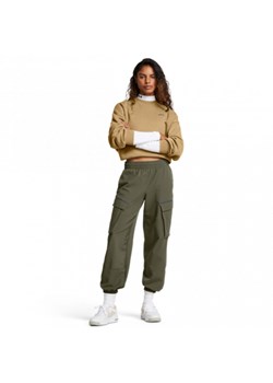 Damskie spodnie treningowe Under Armour Unstoppable Cargo Pant - oliwkowe/khaki ze sklepu Sportstylestory.com w kategorii Spodnie damskie - zdjęcie 175123242