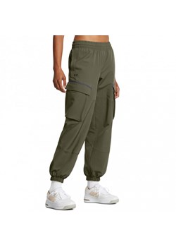 Damskie spodnie treningowe Under Armour Unstoppable Cargo Pant - oliwkowe/khaki ze sklepu Sportstylestory.com w kategorii Spodnie damskie - zdjęcie 175123244