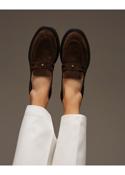 Estro: Brązowe loafersy damskie typu Penny z włoskiego weluru naturalnego Premium ze sklepu Estro w kategorii Mokasyny damskie - zdjęcie 175126373