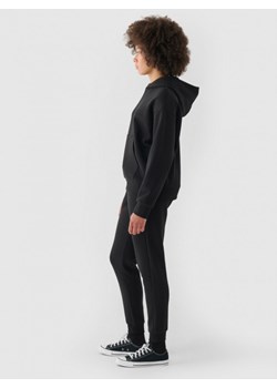 Damskie spodnie dresowe joggery Outhorn OTHWAW24TTROF1077 - czarne ze sklepu Sportstylestory.com w kategorii Spodnie damskie - zdjęcie 175141133