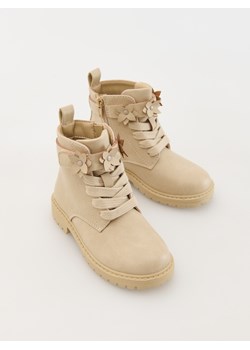 Reserved - Botki z kwiatowym zdobieniem - jasnoszary ze sklepu Reserved w kategorii Buty zimowe dziecięce - zdjęcie 175151164