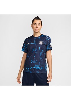 Damska przedmeczowa koszulka piłkarska z krótkim rękawem Nike Dri-FIT Chelsea F.C. Academy Pro - Niebieski ze sklepu Nike poland w kategorii Bluzki damskie - zdjęcie 175189284