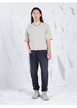 Cropp - Ciemnoszare jeansowe joggery - szary ze sklepu Cropp w kategorii Spodnie męskie - zdjęcie 175220581