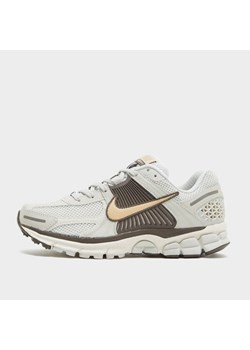 NIKE W ZOOM VOMERO 5 JD ze sklepu JD Sports  w kategorii Buty sportowe damskie - zdjęcie 175273771