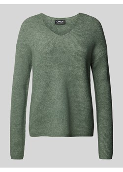 Sweter z dzianiny o kroju regular fit z dekoltem w serek model ‘CAMILLA’ ze sklepu Peek&Cloppenburg  w kategorii Swetry damskie - zdjęcie 175301503