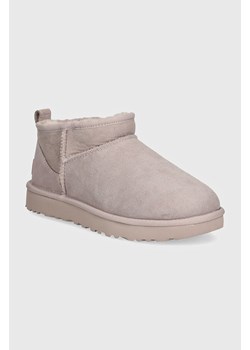 UGG śniegowce zamszowe Classic Ultra Mini kolor fioletowy 1116109-PSK ze sklepu PRM w kategorii Śniegowce damskie - zdjęcie 175360003