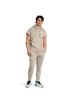 Męskie spodnie treningowe Under Armour Project Rock Icon Fleece Jogger - beżowe ze sklepu Sportstylestory.com w kategorii Spodnie męskie - zdjęcie 175409481